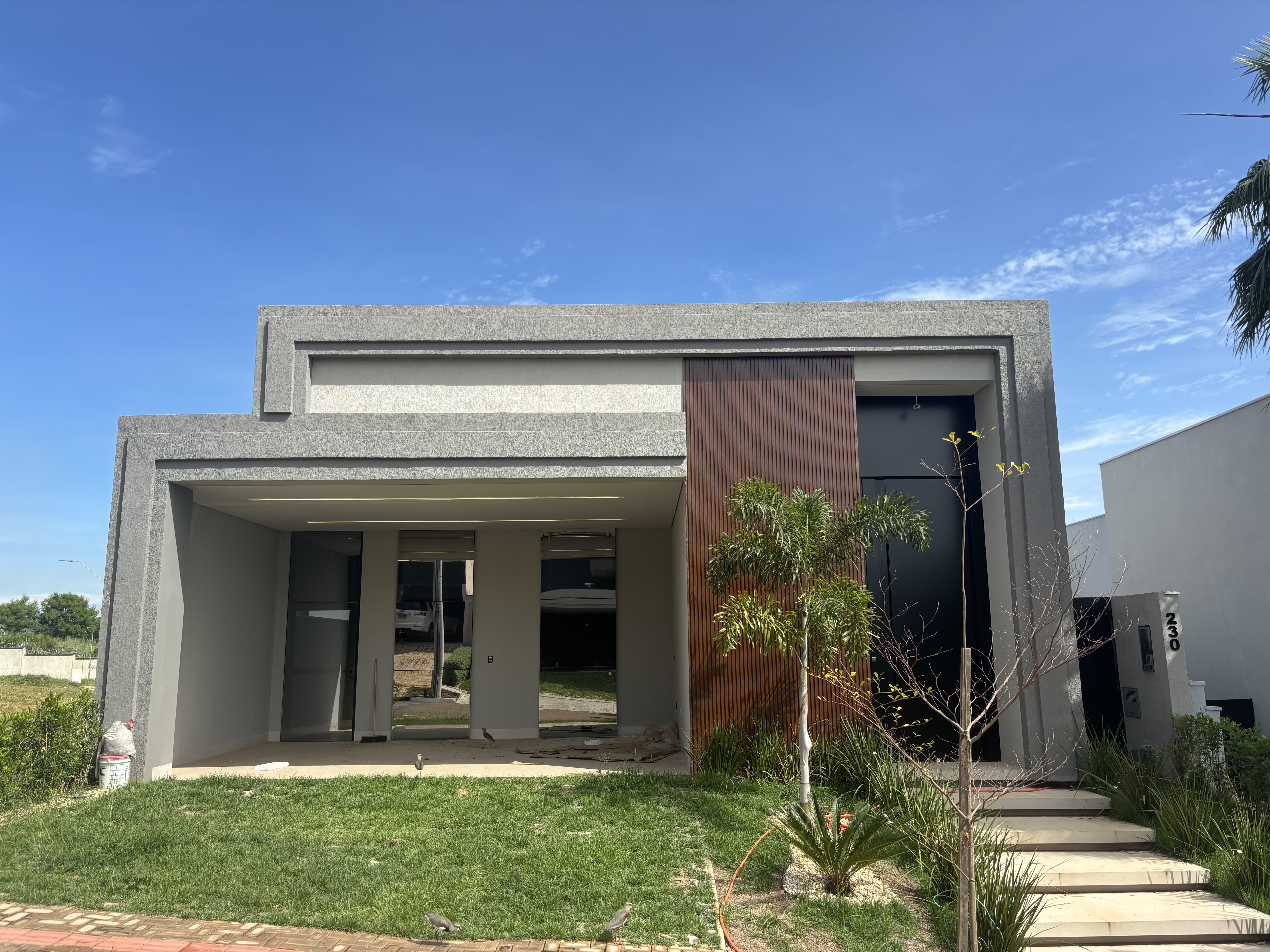 Fachada de residência unifamiliar contemporânea construída pela Verter Engenharia